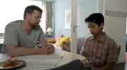 Paul Winter (Christoph Schechinger, li.) sorgt sich um den 12-jährigen Faris (Giorgio Valero, re.).