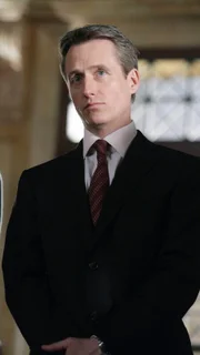 Staatsanwält Cutter (Linus Roache) will vor Gericht beweisen, dass der Ehemann der Ermordeten der Täter ist. Doch dessen Anwalt verunsichert die Geschworenen mit seinen Verschwörungstheorien derart, dass eine Verurteilung fraglich ist.