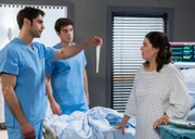 Nach ihrem Herzstillstand will Ulrike Ziegler (Esther Zimmering, r.) unbedingt zu ihrer Tochter. Dr. Ahrend (Roy Peter Link, l.) und Ben Ahlbeck (Philipp Danne, M.) verordnen ihr aber strenge Bettruhe. Denn was die beiden Ärzte schon jetzt herausgefunden haben ist, dass Ulrikes Herzpumpleistung nur bei 50 Prozent liegt. Ein simpler Test kann das beweisen.