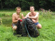 Von links: Willi und der Outdoorexperte Markus. Heute ist Willi in der Wildnis unterwegs und muss dabei einen Fluss durchqueren.