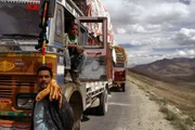 Narendra Kumar Bodh (l.) und sein Assistent auf dem Highway im Himalaya