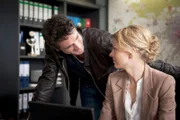 Kommissar Lukas Hundt (Oliver Frankck, l.) will mit Kristina Katzers (Isabell Gerschke, r.) Tochter Eisessen gehen.
