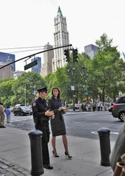 Während der gemeinsamen Mittagspause bittet Jamie (Will Estes, l.) seine Schwester Erin (Bridget Moynahan, r.) bezüglich seiner Eheprobleme um Rat ...