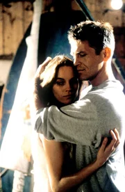 L-R: Amelie (Laura Knise), Toni (Tobias Hoesl).