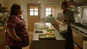 Leslie (Nadine Wrietz) wundert sich über Adrians (Kristo Ferkic) neue Tatkraft im Gasthof "Carpe Diem".