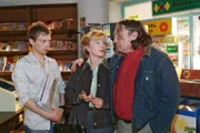 Helgas (Ulrike Mai, M.) Idee, eventuell Jürgen (Oliver Bokern, l.) im Kiosk unter die Arme zu greifen, stößt bei ihrem Mann Bernd (Volker Herold, r.) nicht gerade auf Begeisterung ...