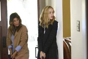 Als Quinn (Jennifer Esposito, l.) und Bishop (Emily Wickersham, r.) im Haus der gekidnappten Kelly nach ihrem Ehemann suchen, erleben sie eine böse Überraschung ...