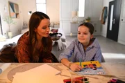 Jenny (Kaja Schmidt-Tychsen, l.) versichert, einen Weg zu finden, dass Annabelle(Mia Ermel) sich nie alleine fühlt.