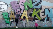 In der 100. Folge blicken die Baracklerinnen und Barackler auf die bewegendsten Momente aus ihrem Viertel zurück. Am Ende zieht es sie zu Dagmars Grab.