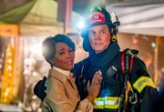 Athena Grant (Angela Bassett, l.); Bobby Nash (Peter Krause, r.)