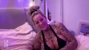 Kaum sind sie eingezogen, schon gibt’s Eier an das Auto von Marie & Tammo geklatscht? Tim wird emotional und Julia landet mit einer hübschen Blondine im Bett.