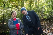Dr. Berger (Robert Schupp, rechts) hält Prof. Dr. Lehmann (Kathi Wolf, links) ein Plädoyer, um sie von der Wichtigkeit des Survival-Moduls zu überzeugen.