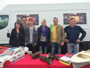 (v.l.) Jennifer, Alexander, Lukas, Lydia und Michael Jung mit Trödelexperte Otto Schulte auf dem Flohmarkt in München Riem.