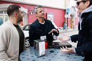Benedikt (Jens Hajek, r.) überrascht Easy (Lars Steinhöfel) mit einer bisher unentdeckten Seite. Rechts Ringo (Timothy Boldt)
