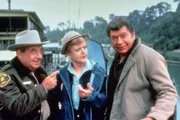 Mord oder doch ein Unglücksfall? Jessica (Angela Lansbury, M.), Ethan (Claude Akins, r.) und Sheriff Amos Tupper (Tom Bosley, l.) gehen der Sache auf den Grund ...
