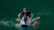 Paulina und Tommy paddeln mit aller Kraft