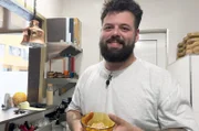 Sternekoch Abraham Ortega bereitet Ropa Vieja zu: eine Ehre für das Anti-Verschwendungs-Rezept mit Hülsenfrüchten und kanarischem Gemüse.