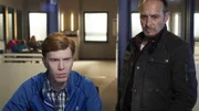Hartmut (Niels Kurvin, l.) erstellt für Paul und Jenny eine neue Identität, um sich um eine Adoption bemühen zu können. Semir (Erdogan Atalay) sieht dabei zu.