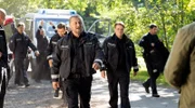Der Leiter der Suchstaffel Horst Felder (Matthias Komm, M.), kommt in Begleitung von Bastian (Paul Lux, 3.v.r.) und seiner Truppe am Tatort an.