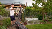 Bei den Neugärtnern Stefan und Daniel macht der Rasenmäher Schwierigkeiten und will einfach nicht anspringen.