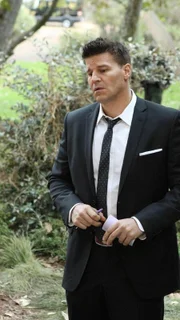 Agent Booth (David Boreanaz) wird in ein Waldstück gerufen, in dem zwei Waldbesucher über eine Leiche gestolpert sind, die nicht ordentlich vergraben wurde.