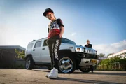 Floor (Bobbie Mulder) und Jan (Ferdi Stofmeel) vor ihrem geliehenen teuren Auto.