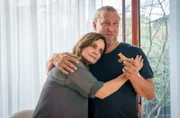 Dr. Susanne Mertens (Elisabeth Lanz, l.) ist erleichtert. Es scheint bergauf zu gehen, mit Mikes (Matthias Komm, r.) Genesung.