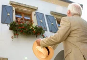 Gottfried Schnell (Wolfgang Hübsch, r.) bemüht sich immer mehr um Hermine Stickler (Christine Ostermayer, r.).
