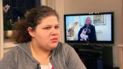 Mandy (34, li.) schaut sich Maras Videobotschaft anMandy (34, li.) schaut sich Maras Videobotschaft an