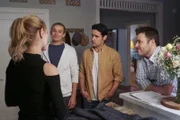 Bishop (Emily Wickersham, l.) bekommt zu Thanksgiving Besuch von ihren Brüdern John (Jesse Bradford, 2.v.r.) und Robert (Jesse Johnson, 2.v.l.), die unbedingt wissen wollen, wer ihr heimlicher Verehrer ist ...