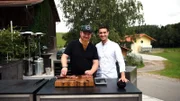 Bei Starkoch Ludwig "Lucki" Maurer steht die hohe Kunst des sanften Grillens auf dem Programm. Rechts: Moderator Dominik Glöbl.
