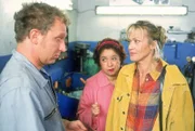 Rita (Gaby Köster, r.) und Gisi (Franziska Traub) besuchen Horst in seinem Laden, doch dort treffen sie nur auf Matze (Matthias Komm), der nicht verraten will, wo Horst sich aufhält.