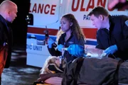 Rettungssanitäter (Andrew Coghlan, l.), Dr. Claire Browne (Antonia Thomas, hinten), Jenna (Devin Barker, liegend), Rettungsanitäter (Komparse)