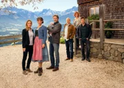 Von links nach rechts: Die Schwestern Lisa (Theresa Scholze) und Marie Huber (Catherine Bode), Georg Leitner (Thomas Unger), Karl Leitner (Christoph M. Ohrt), Henriette Leitner (Heike Trinker) und Florian Leitner (Matthi Faust)
