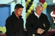 Gibbs (Mark Harmon, r.) und Torres (Wilmer Valderrama, l.) finden nach einer wilden Feier eine vergiftete Leiche. Plante der Tote etwa 50 Leute in die Luft zu sprengen?