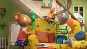 Posy würde zu gern mit dem Schweinchen-Wagen von Pip spielen, aber Pip rückt ihn nicht heraus.