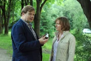 Max und Vroni sind überglücklich sich endlich wieder gefunden zu haben. Von links: Max (Michael Grimm) und Veronika Brunner (Senta Auth).