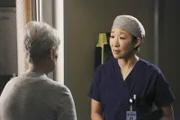 Christina (Sandra Oh, r.) will weitere Röntgenbilder von Nancys (Jennifer Bassey, l.) Sohn machen. Diese jedoch denkt bereits darüber nach, die lebenserhaltenden Maßnahmen bei ihrem Sohn einstellen zu lassen ...