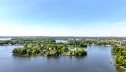 In Berlin und Brandenburg gibt es etliche kleinere und größere Reedereien, die sich darum kümmern, Erholungsbedürftige auf dem Wasser für ein paar Stunden herumzuschippern. 30 solcher ganz unterschiedlichen Fahrgastschiffsrouten werden in der Sendung vorgestellt. - Die Potsdamer Havelbucht.