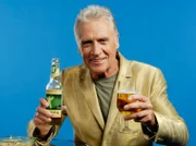Andreas Lutz (Robert Atzorn) gibt sein Bestes beim Werbespot für Antiageing-Bier.