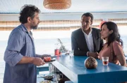 Mehmet Özakin (Erol Sander) und seine „Ex“ Sevim (Idil Üner) befragen als Ermittlerduo einen Strandbar-Betreiber (Asteris Peltekis).