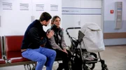 Valerie (Maike Johanna Reuter, r.) kommt mit der kranken Olivia in die Notaufnahme. Sie ist mit allem überfordert und wird von Julius (JAn Stapelfeldt, l.) unterstützt.