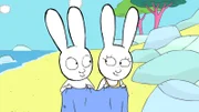 Simon (l.) und Maria (r.) bereiten sich auf das Sackwetthüpfen am Strand vor.
