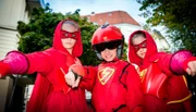 Im Kampf gegen das Böse kriegt der Rote Blitz (Lilly Barshy, Mitte), Verstärkung von Stella (Zoë Malia Moon, li.) und Pinja (Sina Michel,re.).
