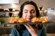 Lucie hat den gebeizten Lachs auf Brioche angerichtet.