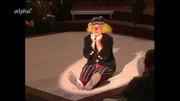In der Show "Heut' abend" gibt es gleich zwei Stars zu sehen: den weltberühmten russischen Clown Oleg Popov, der damals gerade im Circus Krone auftrat und den Burgschauspieler Klaus Maria Brandauer, der poetische und lyrische Literatur las und rezitierte.