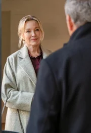 Nach längerer Zeit als trauernde Witwe beginnt Anais' Mutter Veronica (Rebecca Gibney) wieder auszugehen.