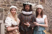 Matthias Matschke als Shakespeare wird von Dirnen umgarnt, gespielt von Valerie Niehaus und Judith Richter.