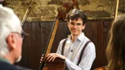 Laurenz Hacker (Stubenfliege) spielt Kontrabass, während ServusTV's Servus Musikantenstammtisch "Der Dornbacher Pfarrer steckt aus!" in Wien, Wien, Österreich.