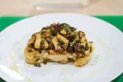 Blumenkohl-Steak mit Kräuterseitlingen und Zitrus-Oliven von Anton Zimmermann